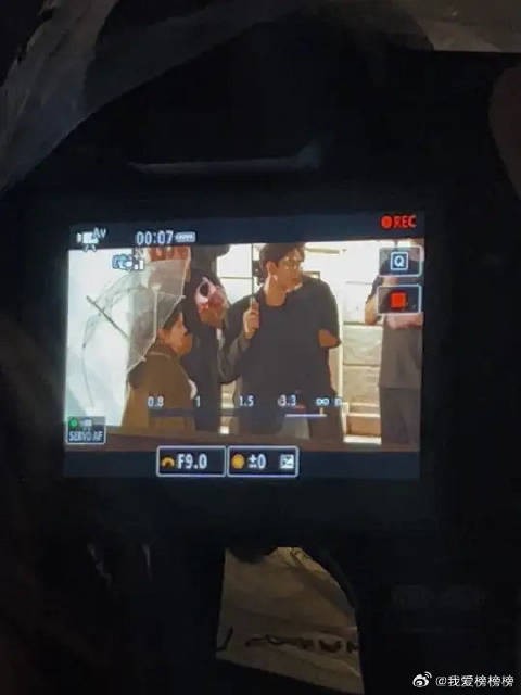 广州偶遇李现张婧仪，粉丝围观拍摄设备引热议