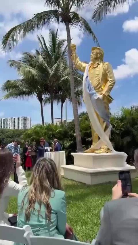 特朗普6.7米金雕像揭幕，复刻遇袭经典姿势