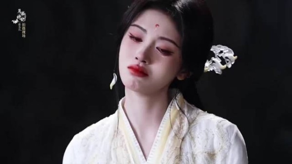 鞠婧祎月鳞绮纪造型惊艳亮相
