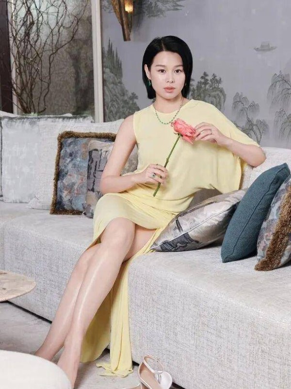 TVB视后裙子配翡翠显高贵，生活事业双丰收，三个儿子送礼好窝心