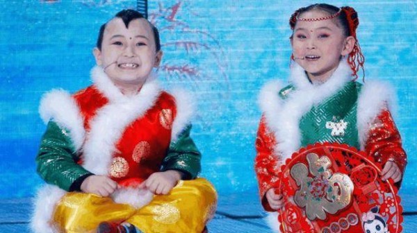 当年红遍大半中国的年画娃娃，已逝去8年，唯一妹妹后来如何？