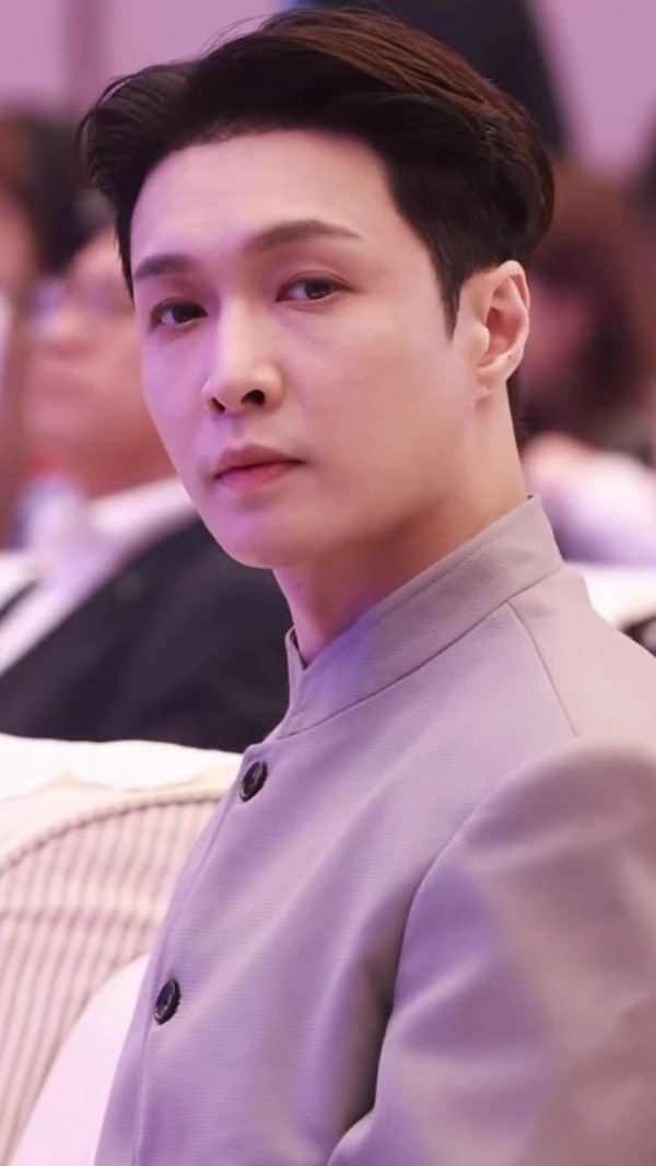 张艺兴参与世界品牌大会论坛 文艺工作者张艺兴