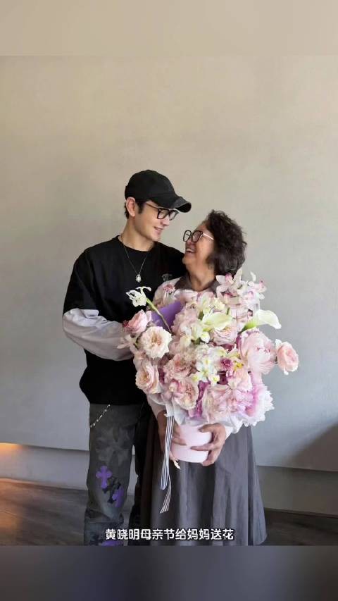 众星庆祝母亲节，黄晓明给妈妈送鲜花，侯佩岑晒一家四口，阿雅晒与女儿合照