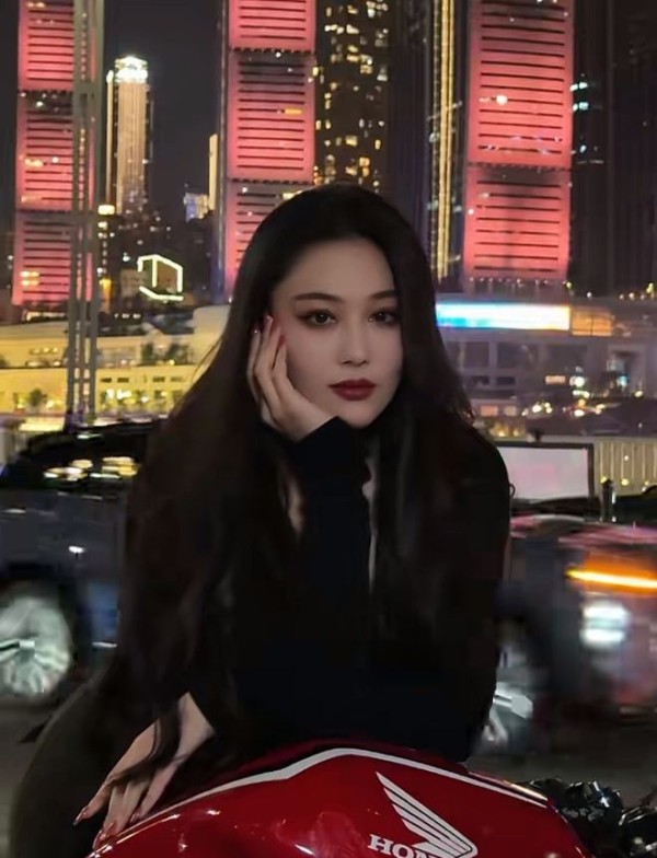 张馨予重庆骑行与女骑手亲密互动，展现风采与粉丝热情。