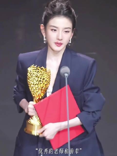保持很好的身材，也是作为演员的基本修养，不过还是要注意身体健康呀！宋祖儿