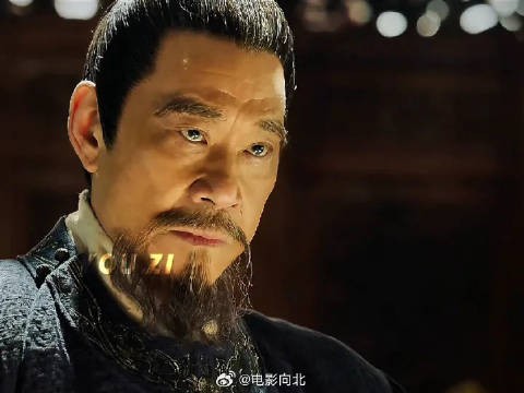 刚让你监国就秀了一身蟒袍，瞧把你得意的