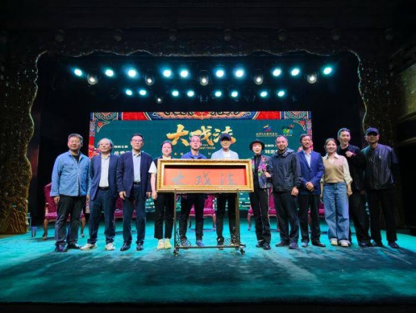 吴刚岳秀清《大戏法》再同台，默契演绎清末众生相