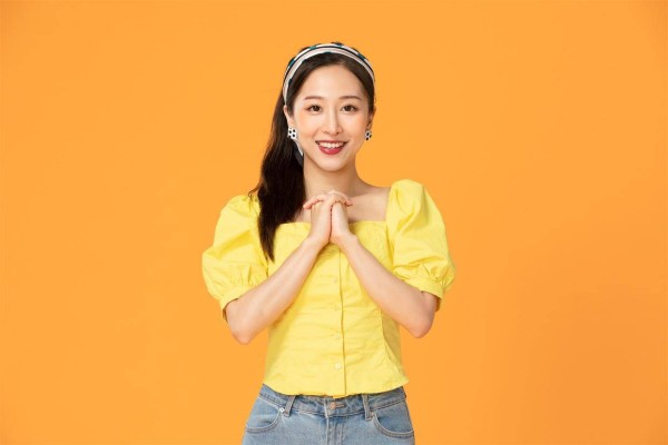 一个已婚女人给你这五个信号，就是喜欢上你了，想发展婚外关系，别靠太近