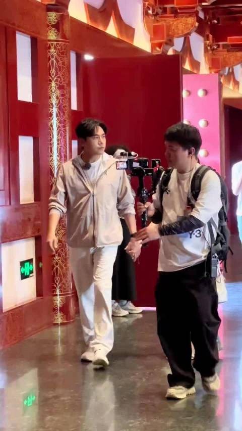 58岁伊能静秦昊商场互动，细节展现夫妻默契