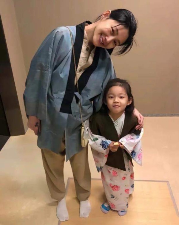 大S女儿母亲节开通账号，给妈妈与具俊晔合影点赞，关注了S家人