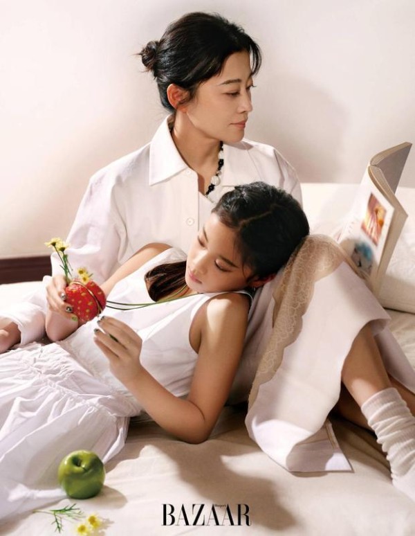 梅婷和女儿快快拍写真互动温馨