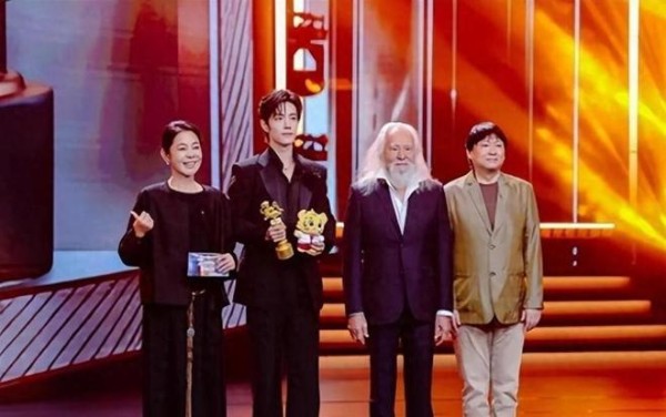 三十四岁肖战高调官宣两大喜讯，全网泪崩：终于等到这一天