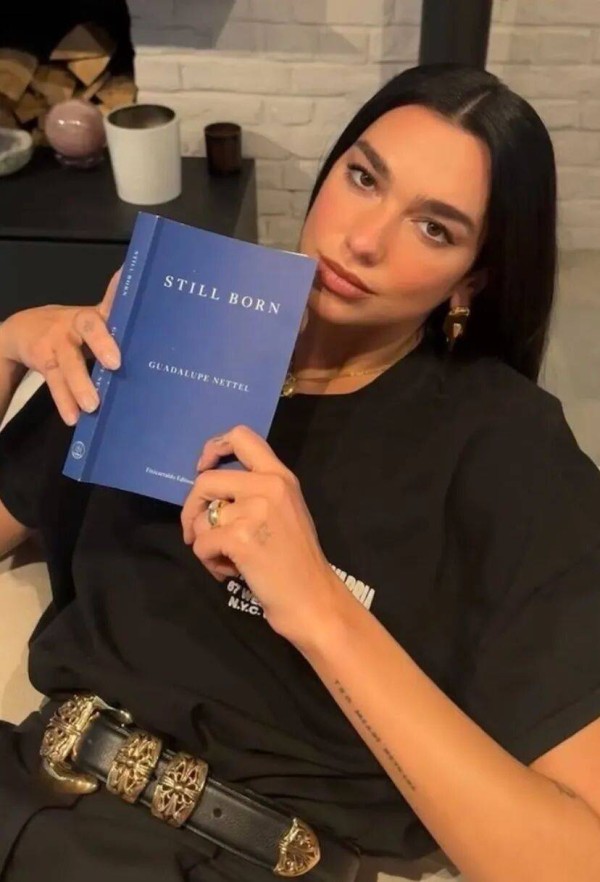 Dua Lipa 原来正在忙这个！