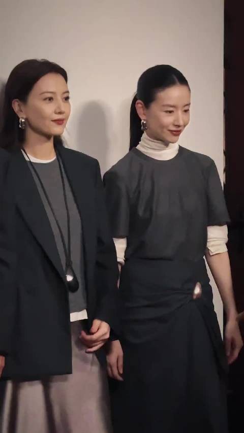 高圆圆董洁两大童年女神同框，太养眼了！