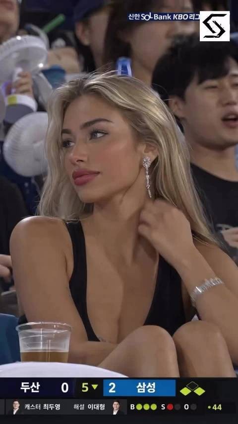 全网都在问的球场拍到的美女，居然是ai?