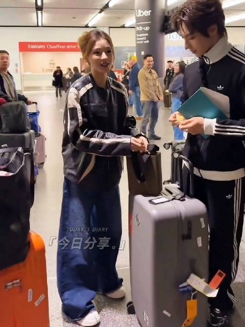 张予曦休闲装现身机场与友人互动