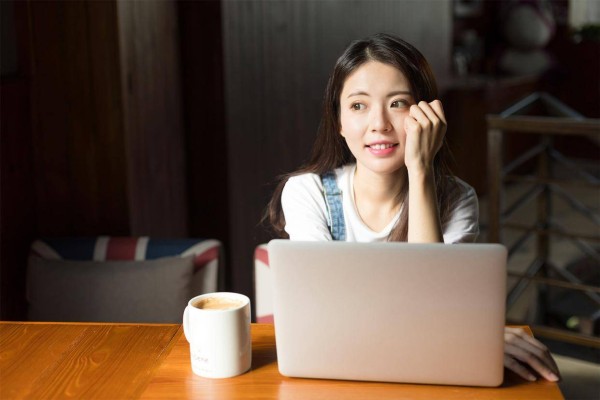 已婚女人想跟你越界，不会明说但会有这几个举动，别靠近