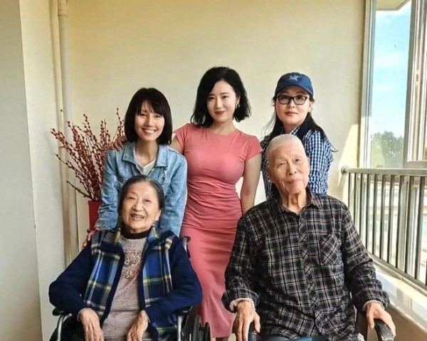 47岁袁泉拜访恩师，素颜穿牛仔衣身形消瘦，不如张彤丰满有女人味