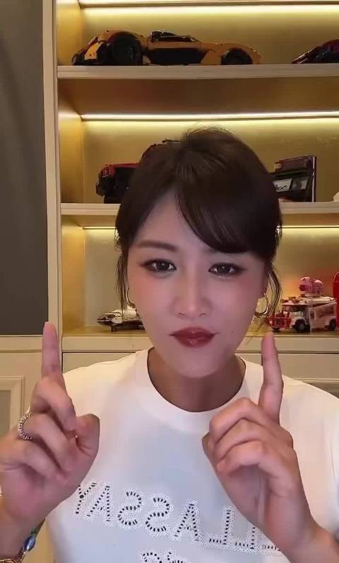 叶一茜直播误读弹幕妈妈扇我，一脸茫然惊呆