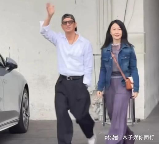 62岁张家辉满头白发却神采奕奕，十指紧扣关咏荷，这状态太真实了