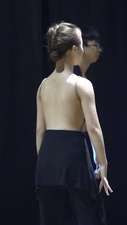 优雅转身，展现完美背部线条