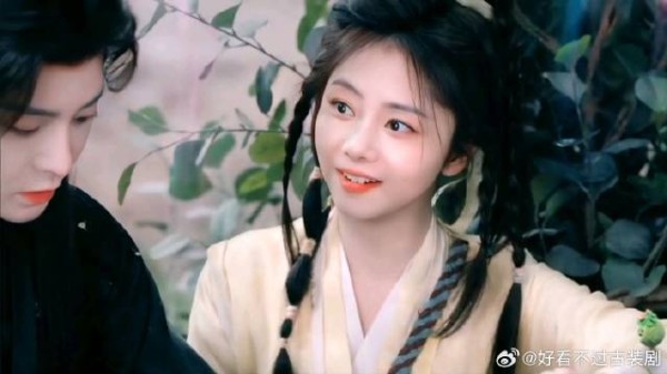 肖瑶正式加入万妖谷后，到处搜罗宝贝，红烨一脸宠溺纵容