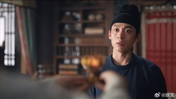 马参军不信卢凌风，下秒卢凌风拿出一物，他立马鞠躬