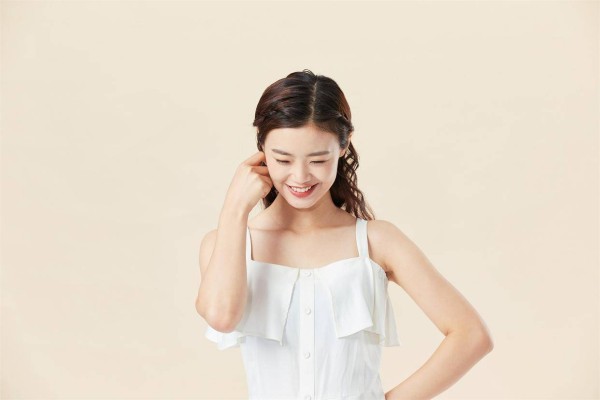 女人真心对你动了情，不会追着你跑，而是悄悄做这5件事