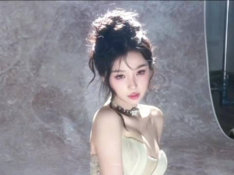 像是从画里走出来的少女