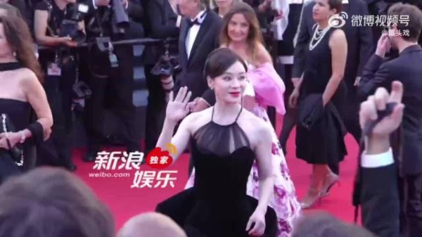 袁姗姗戛纳红毯生图曝光，黑色复古裙展冷白皮