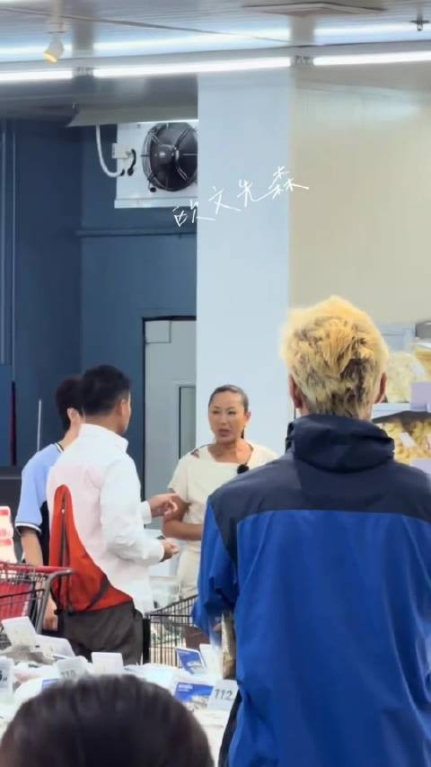 周杰伦清迈陪昆凌录中餐厅，网友偶遇超市购物