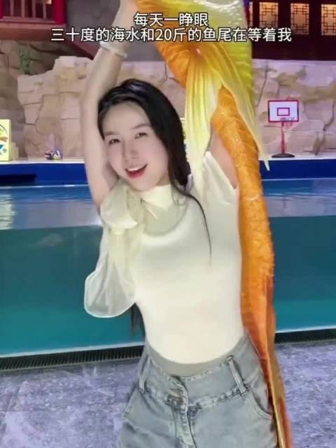 为啥她什么都不戴，却可以在水里睁着眼睛说话