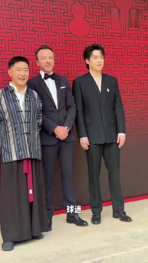 王楚钦世乒赛夺冠后首亮相，出席珠宝展显优雅气质