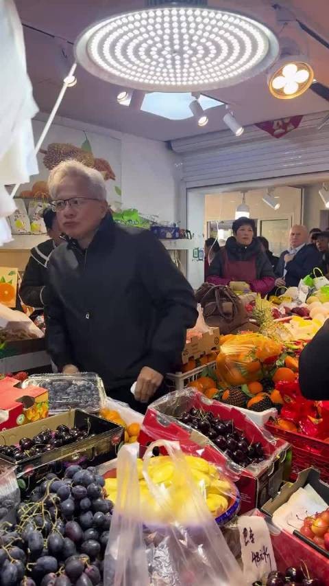 网友偶遇世界首富英伟达老板黄仁勋到陆家嘴菜市场体验风土人情