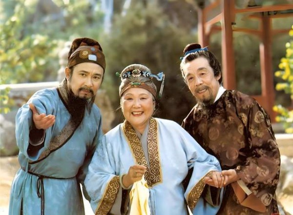 贾赦和贾政是亲兄弟，为何全书没有一处交流？是什么造成他们之间的裂痕？