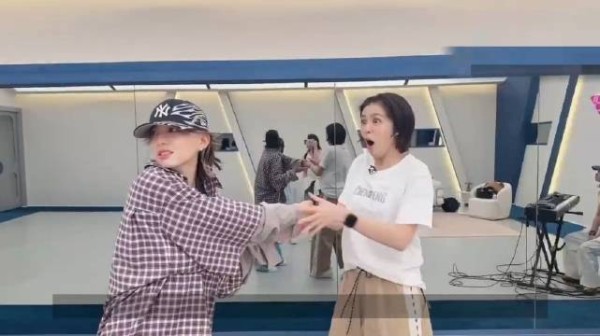曾沛慈见李斯丹妮秒变迷妹，兴奋难掩