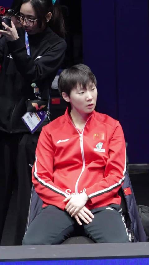 也不知道是个啥球把王曼昱乐成这样，表情管理全部失控，太可爱啦！