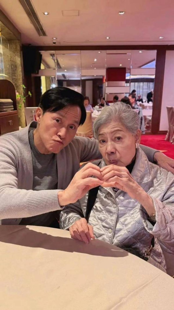 香港资深老戏骨精神状态大好，离巢后生活惬意，与张国强母子相称