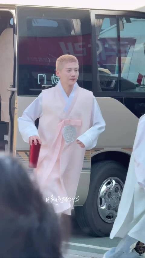 鹿晗寸头造型亮相,朝鲜族服饰力破扁头传闻