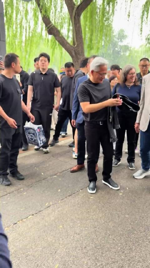 黄仁勋终于还是脱了皮夹克 太热了