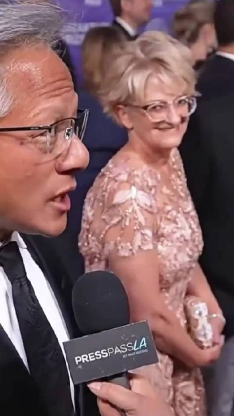 我真的在黄仁勋老婆看他的眼神里感觉到了爱情