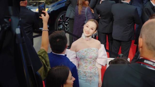 演员孙嘉璐以制片人身份亮相戛纳红毯