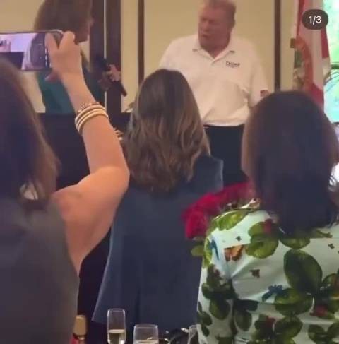 还记得特朗普有几次梳着吉科大背头突然出现,毫无解释, 很少这么做