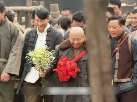 二当家新娶的媳妇却被老大占为己有，当晚他就决心报复