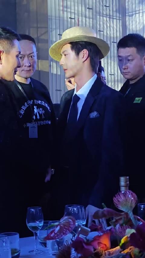 小博气质高级行为得体引乐乐岩岩关注
