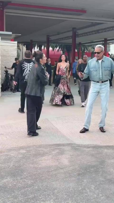 莫妮卡·贝鲁奇的女儿戴娃·卡索在洛杉矶看秀