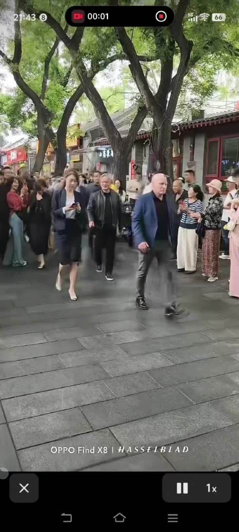 黄仁勋同志60多岁依然很精神，就是不知道穿皮衣热不热