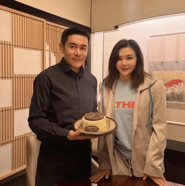 关之琳为53岁弟弟庆生，姐弟罕同框长得很像，弟弟浓眉大眼仍俊朗