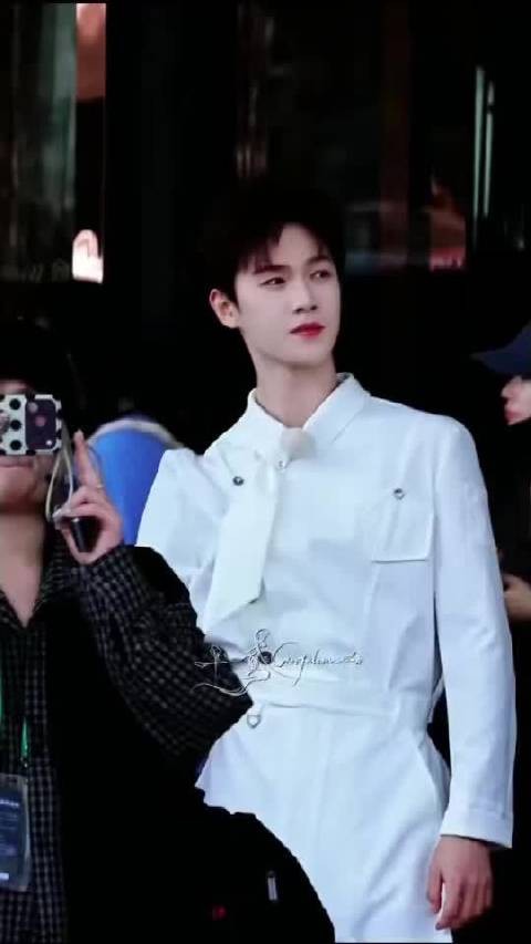 白鹿李昀锐十指相扣，害羞回应牵手起哄