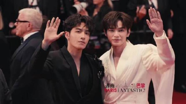 何昶希与何衍朝身着黑白双色西装，同步登陆戛纳红毯现场